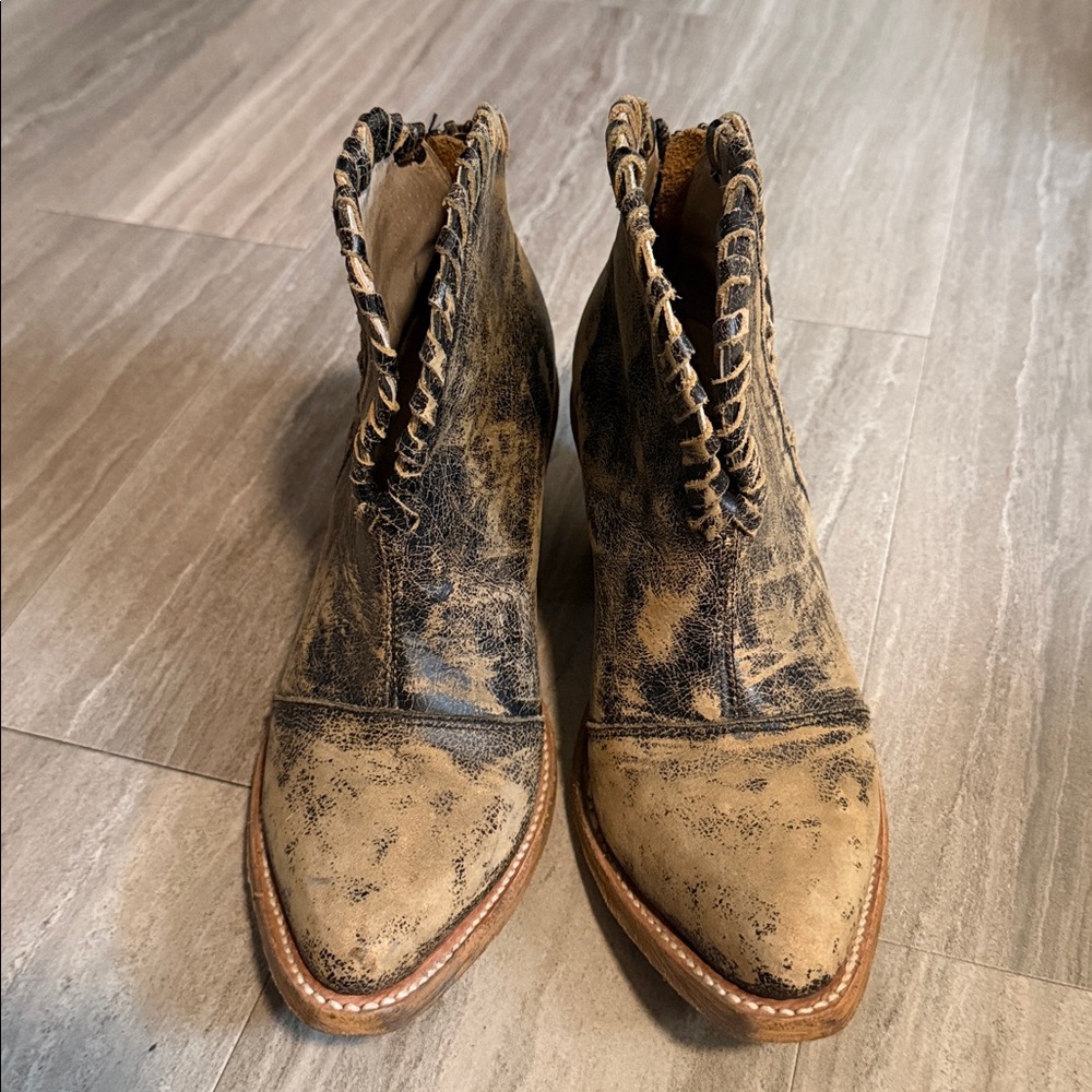 Circle G corral distressed leather heeled booties size 8 womens